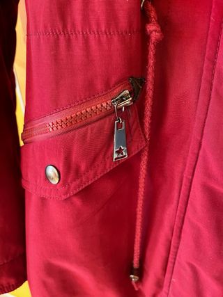 Parka burdeos de invierno.