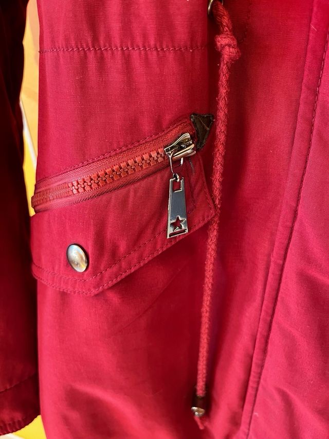 Parka burdeos de invierno.