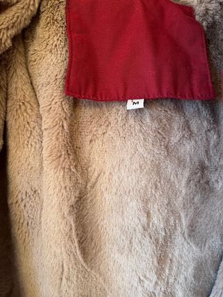 Parka burdeos de invierno.