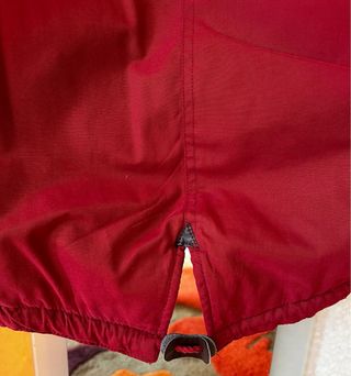 Parka burdeos de invierno.