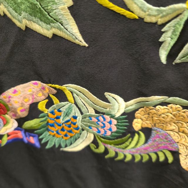 Mantón Manila antiguo de pájaros y flores.