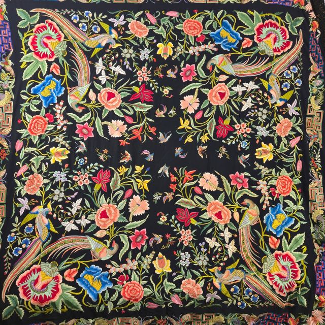 Mantón Manila antiguo de pájaros y flores.