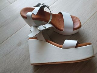 Sandalias cuña Marypaz blancas