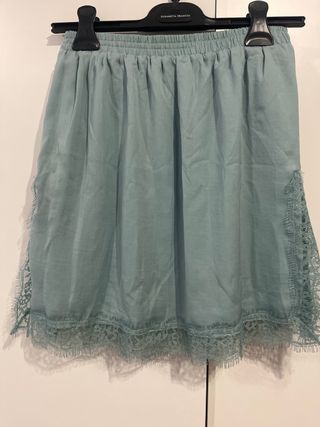 Conjunto de top lencero y falda lencera