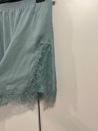 Conjunto de top lencero y falda lencera