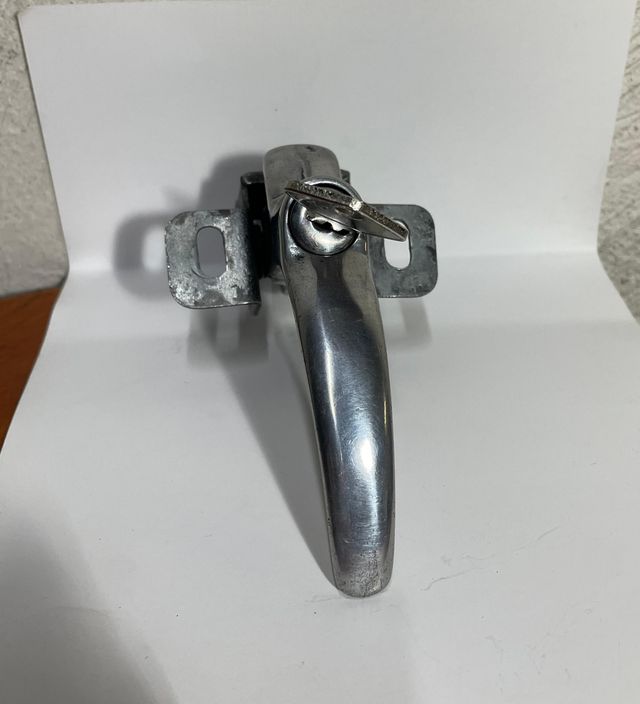 Maniglia a beccuccio in alluminio per cofano poste