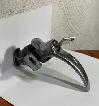 Maniglia a beccuccio in alluminio per cofano poste