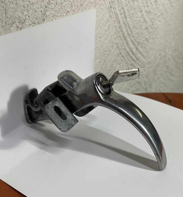 Maniglia a beccuccio in alluminio per cofano poste