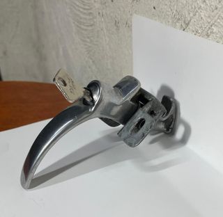 Maniglia a beccuccio in alluminio per cofano poste