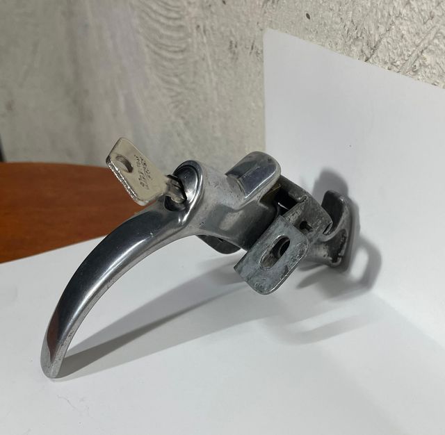 Maniglia a beccuccio in alluminio per cofano poste