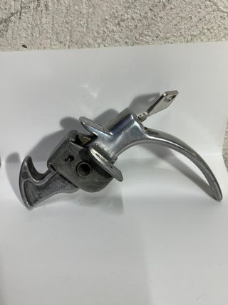 Maniglia a beccuccio in alluminio per cofano poste