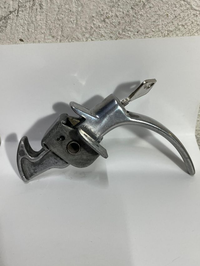 Maniglia a beccuccio in alluminio per cofano poste