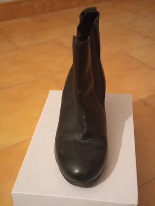 Botín negro tacón bajo