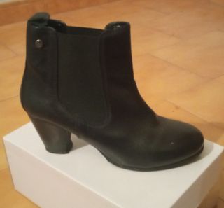 Botín negro tacón bajo