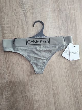 Tanga Calvin Klein talla S nuevo