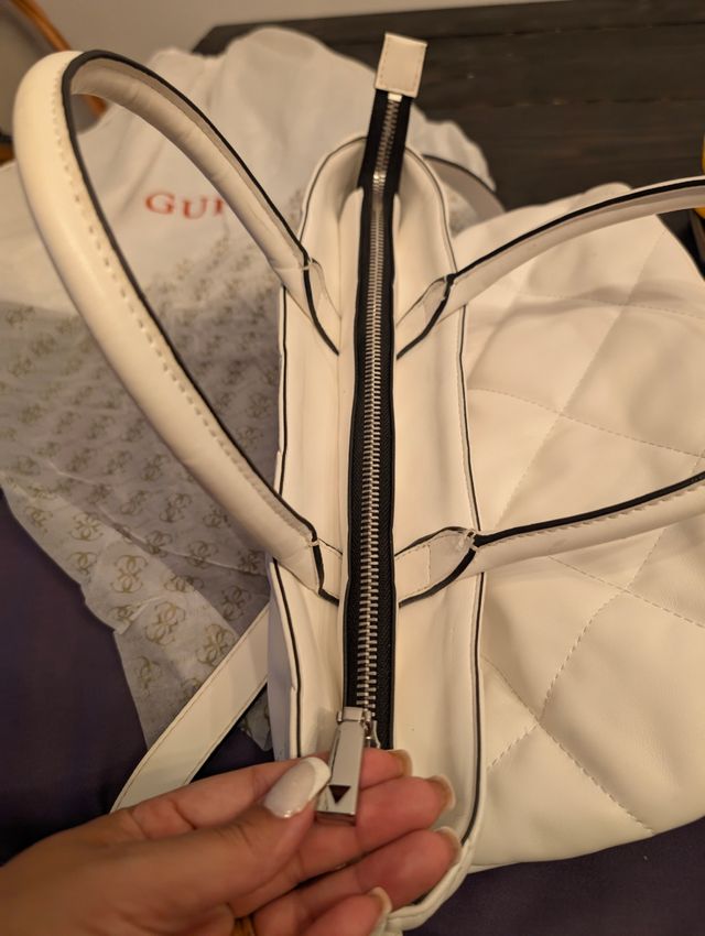 Bolso Guess blanco acolchado