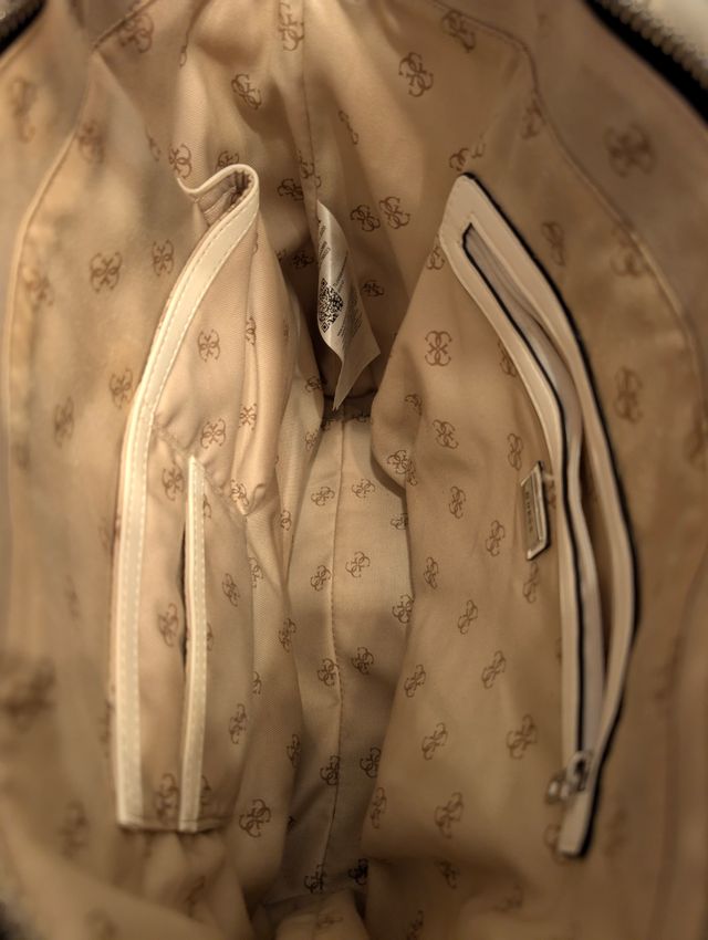 Bolso Guess blanco acolchado