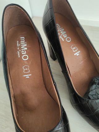 Tacones miMao negros piel serpiente