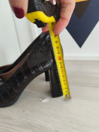 Tacones miMao negros piel serpiente