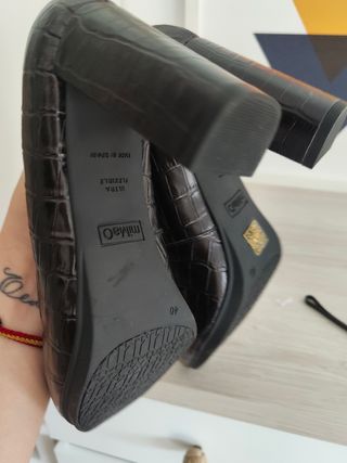 Tacones miMao negros piel serpiente