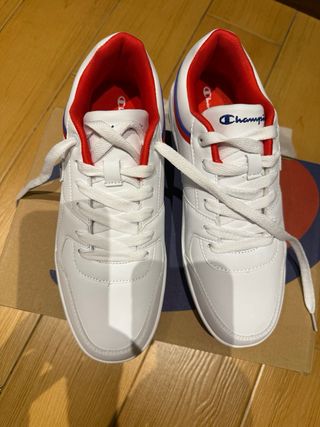 Zapatillas Champion rojas y blancas