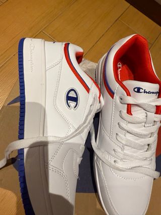 Zapatillas Champion rojas y blancas