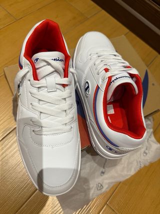 Zapatillas Champion rojas y blancas