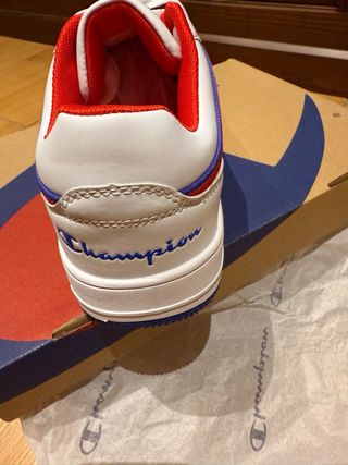 Zapatillas Champion rojas y blancas