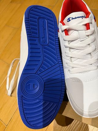 Zapatillas Champion rojas y blancas