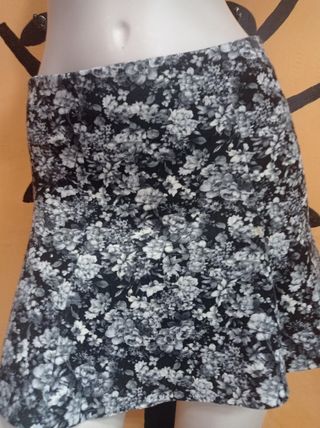Minifalda floral blanco-negro