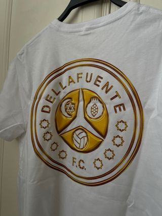 Camiseta Dellafuente dorada blanca