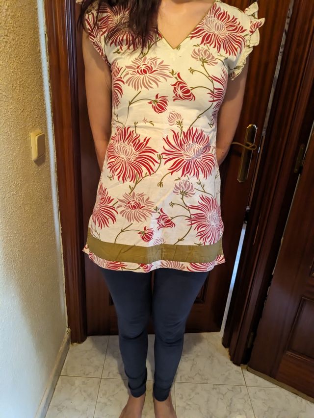 T-shirt floreale del marchio Haiku. Taglia S (quasi XS).