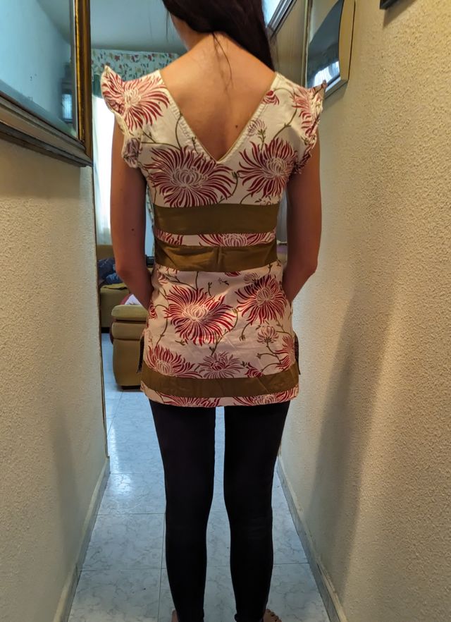 T-shirt floreale del marchio Haiku. Taglia S (quasi XS).