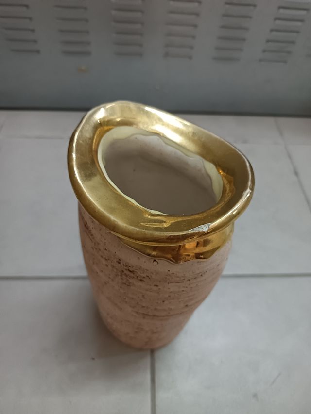 Jarrón cerámico beige y dorado