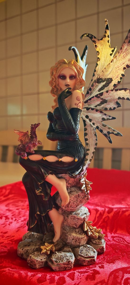 Fata con draghi - Statuetta