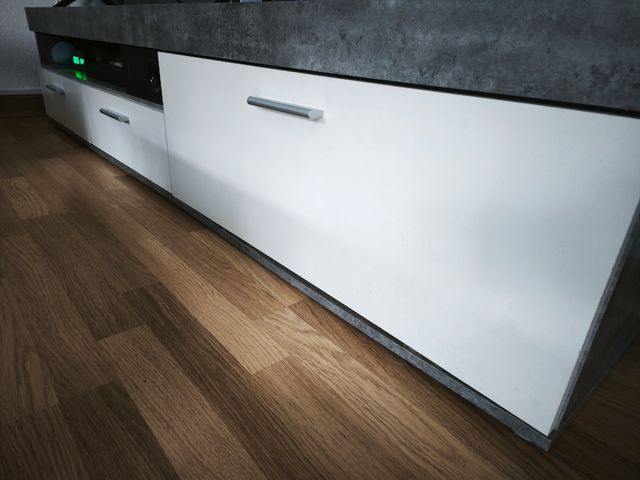 Muebles salón gris y blanco