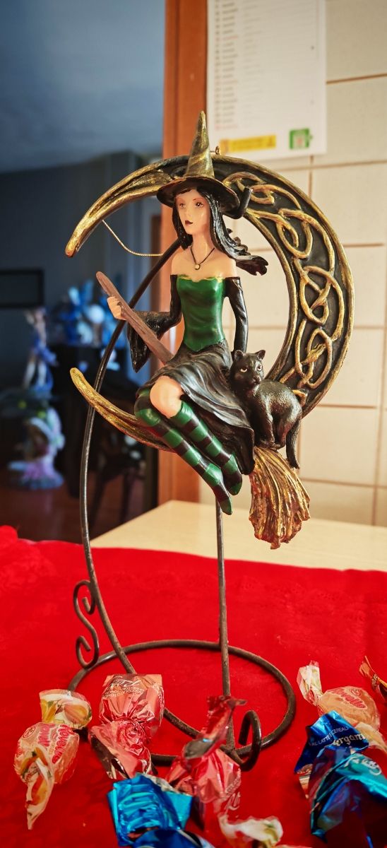 Statuetta strega su luna crescente