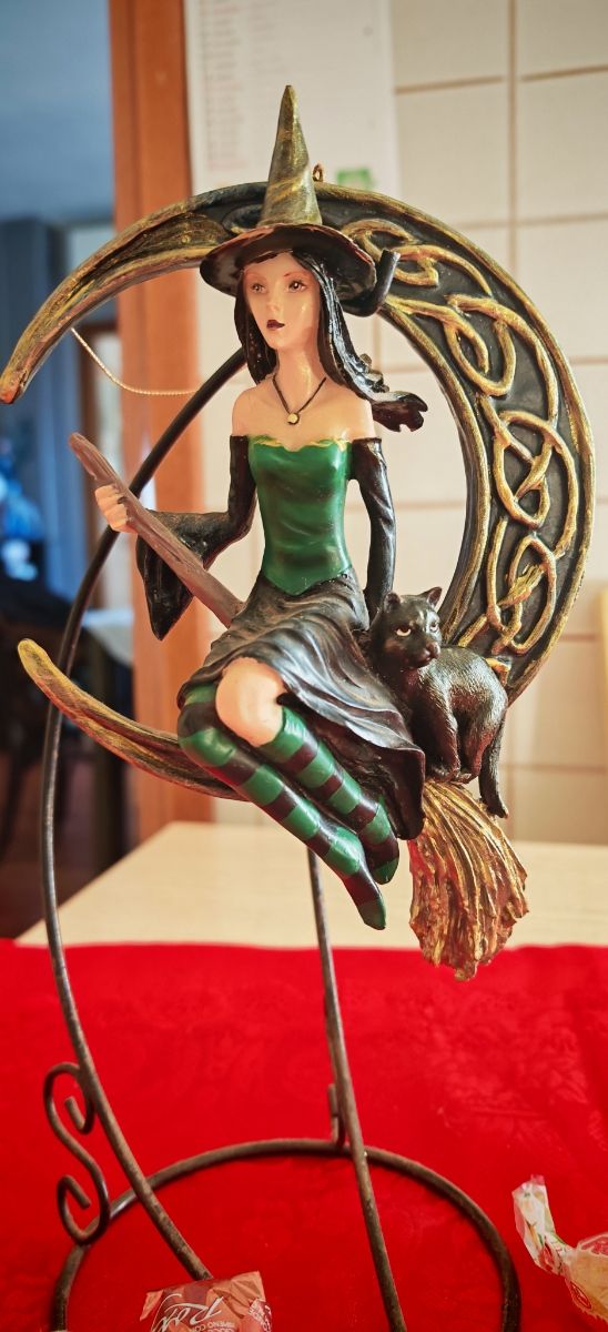 Statuetta strega su luna crescente