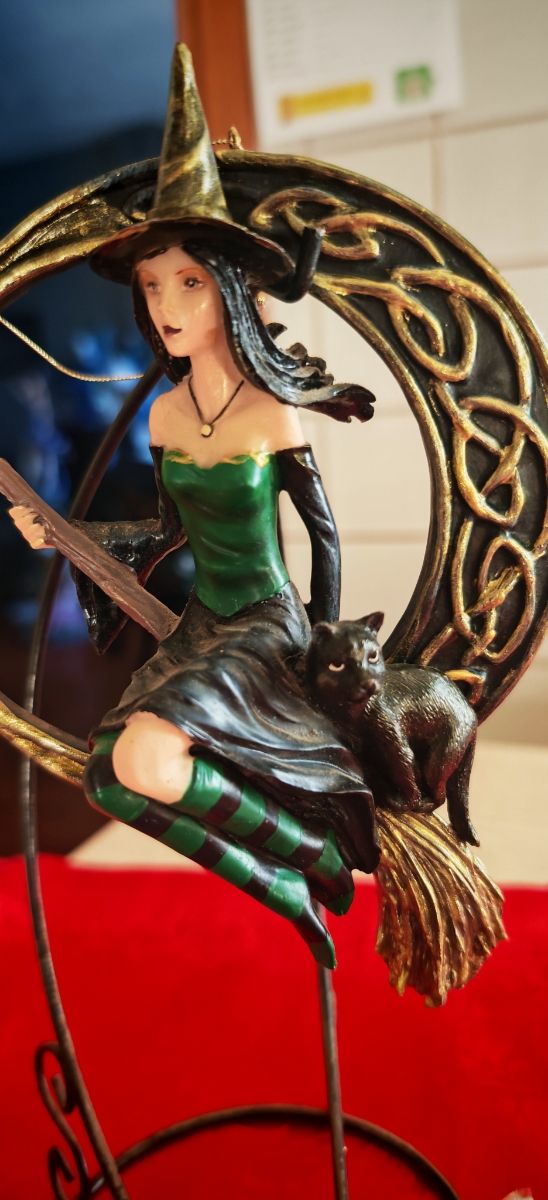 Statuetta strega su luna crescente
