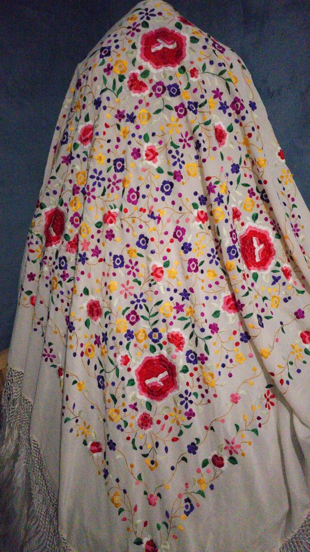 Mantón Manila seda bordado a mano