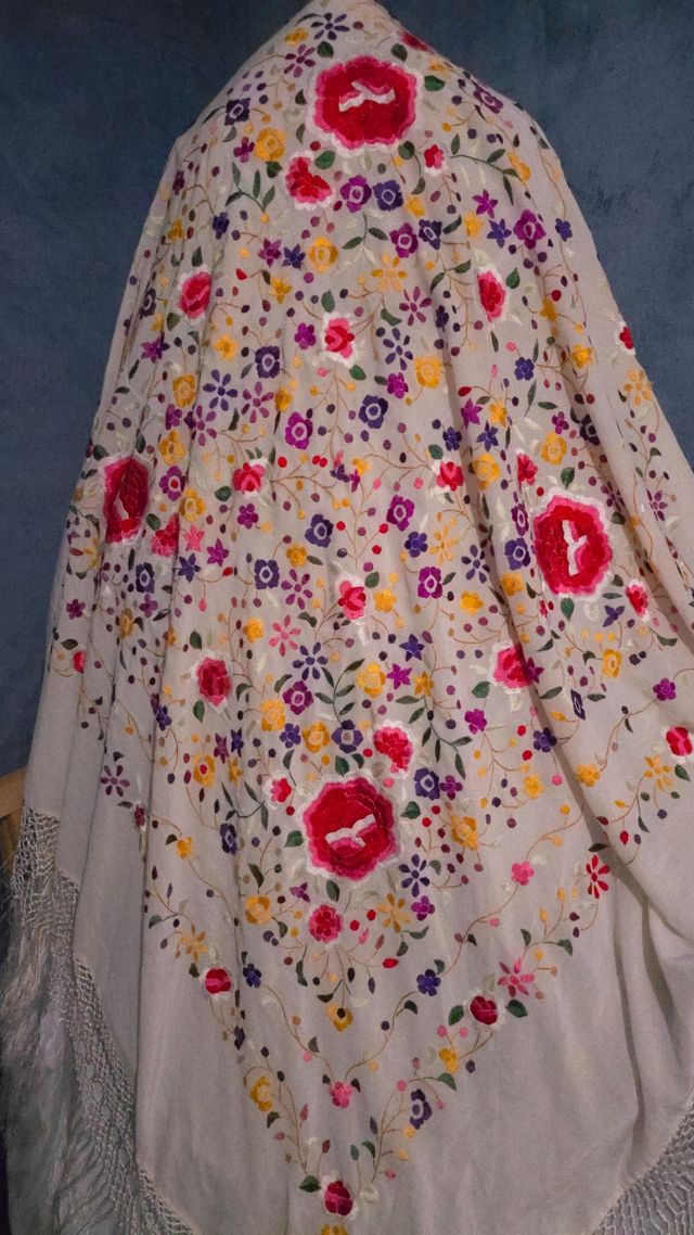 Mantón Manila seda bordado a mano