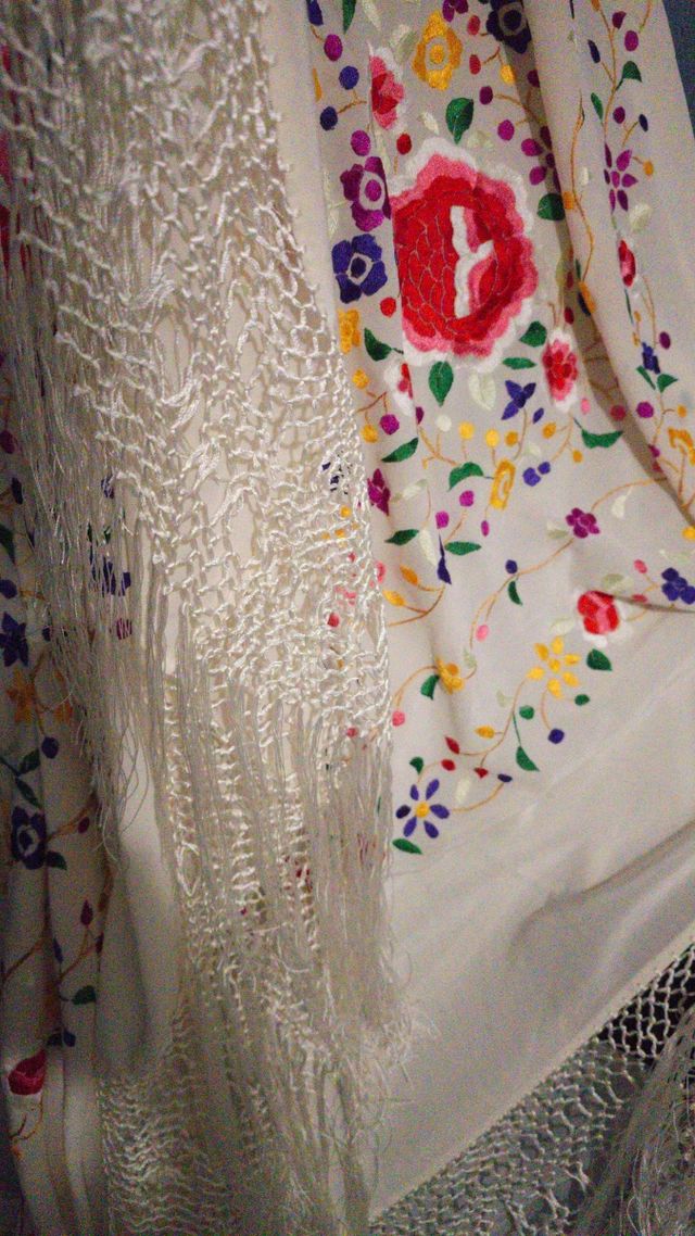 Mantón Manila seda bordado a mano