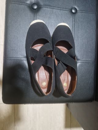 Zapatos cuña negros - talla 40
(PRECIO NEGOCIABLE)