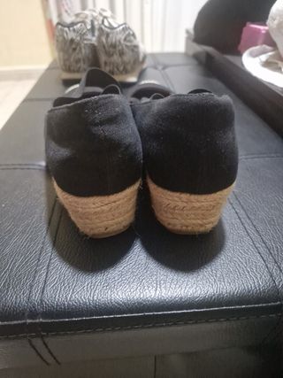 Zapatos cuña negros - talla 40
(PRECIO NEGOCIABLE)
