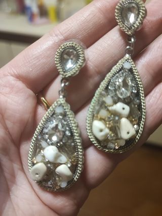 Pendientes largos blancos