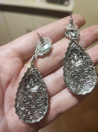 Pendientes largos blancos