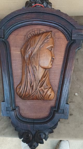Madonna in legno intagliato