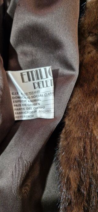 Abrigo sintetico marrón como vis ón