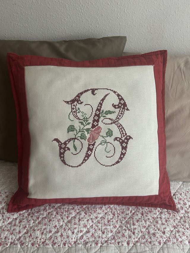 Cojín bordado inicial B - Rojo y blanco