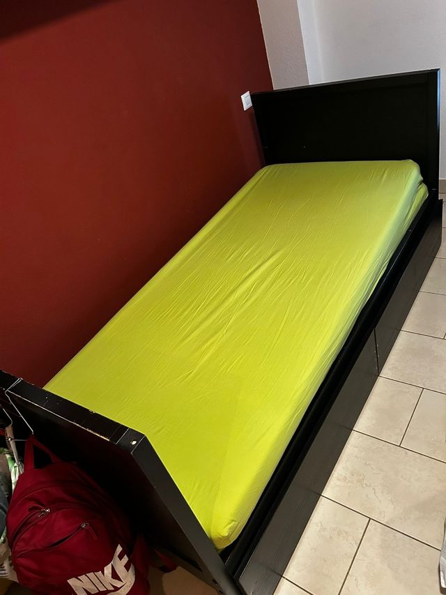 Cama negra con cajones - Madera